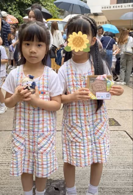 知名港星現身參加女兒畢業禮!期間不自覺落淚,女兒長相太像媽