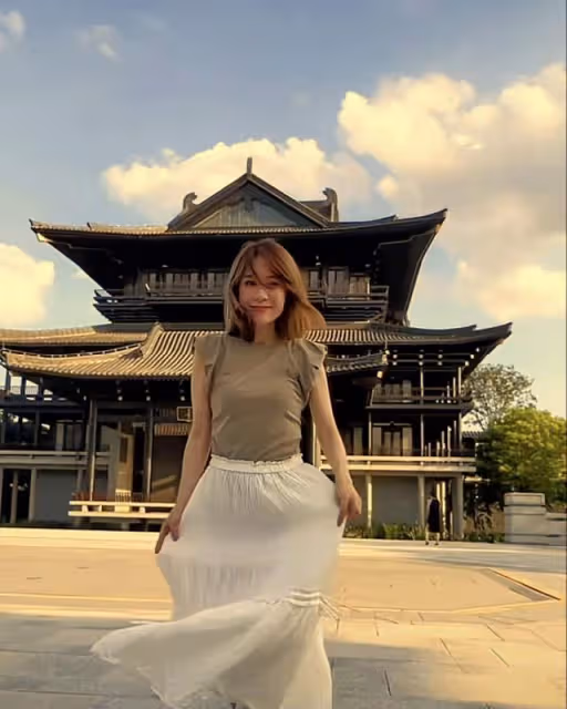 知名港星現身參加女兒畢業禮!期間不自覺落淚,女兒長相太像媽