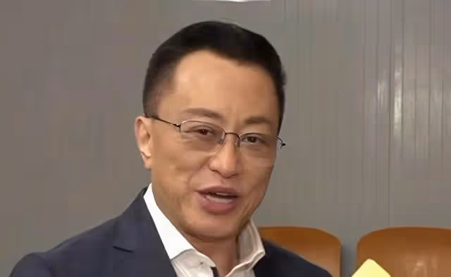 香港知名男星突然宣布復出，退圈做珠寶生意，至今未婚無兒無女