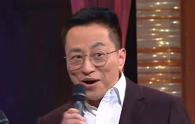 香港知名男星突然宣布復出，退圈做珠寶生意，至今未婚無兒無女