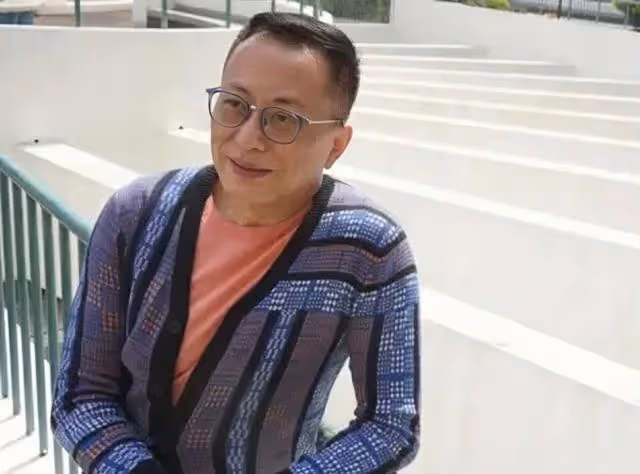 香港知名男星突然宣布復出,退圈做珠寶生意,至今未婚無兒無女