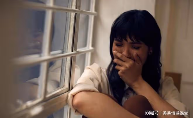 故事:不顧丈夫臉面,送前任出國,回家看到滿屋親朋等她簽字離婚