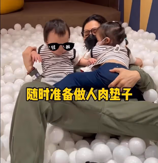向佐曬一家四口遊樂場瘋玩,心疼老婆平日帶娃太辛苦,郭碧婷瘦了