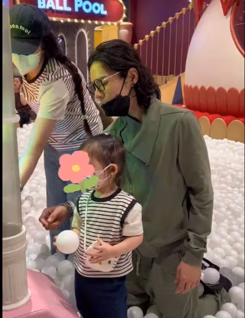 向佐曬一家四口遊樂場瘋玩,心疼老婆平日帶娃太辛苦,郭碧婷瘦了