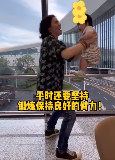 向佐曬一家四口遊樂場瘋玩,心疼老婆平日帶娃太辛苦,郭碧婷瘦了