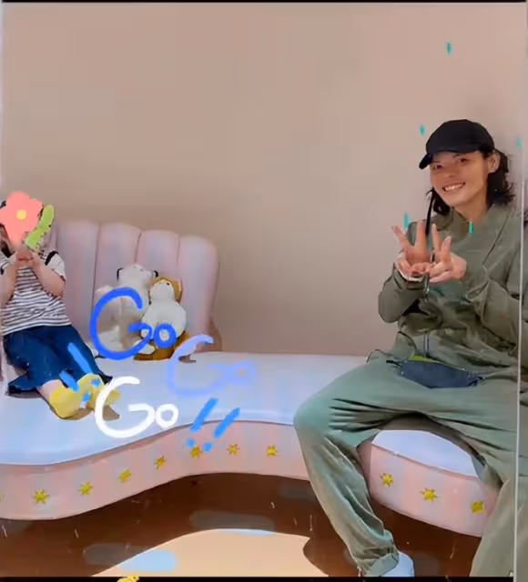 向佐曬一家四口遊樂場瘋玩,心疼老婆平日帶娃太辛苦,郭碧婷瘦了