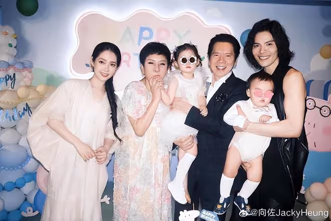 向佐曬一家四口遊樂場瘋玩,心疼老婆平日帶娃太辛苦,郭碧婷瘦了