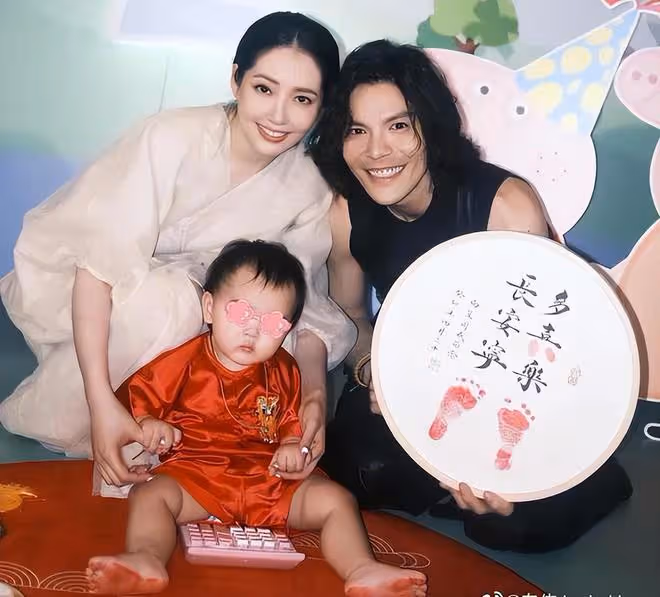 向佐曬一家四口遊樂場瘋玩,心疼老婆平日帶娃太辛苦,郭碧婷瘦了