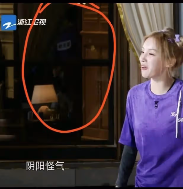 《奔跑吧》:後期剪輯百密一疏,漏剪蔡徐坤的一雙腳,被發現漏洞