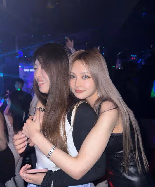 周揚青曬韓國夜店照,面部僵硬蘋果肌腫脹,自曝一晚換兩個場地