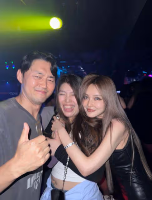 周揚青曬韓國夜店照,面部僵硬蘋果肌腫脹,自曝一晚換兩個場地
