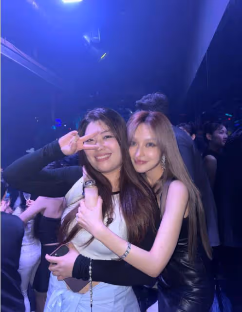 周揚青曬韓國夜店照,面部僵硬蘋果肌腫脹,自曝一晚換兩個場地