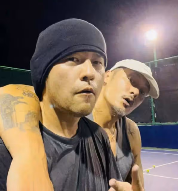周杰倫余文樂相約打網球,41歲余文樂鬍子拉碴,模樣滄桑認不出