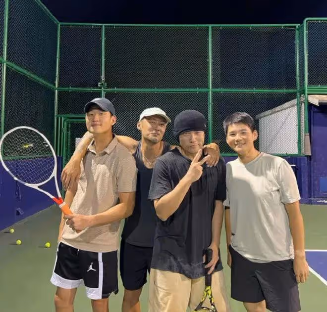 周杰倫余文樂相約打網球,41歲余文樂鬍子拉碴,模樣滄桑認不出