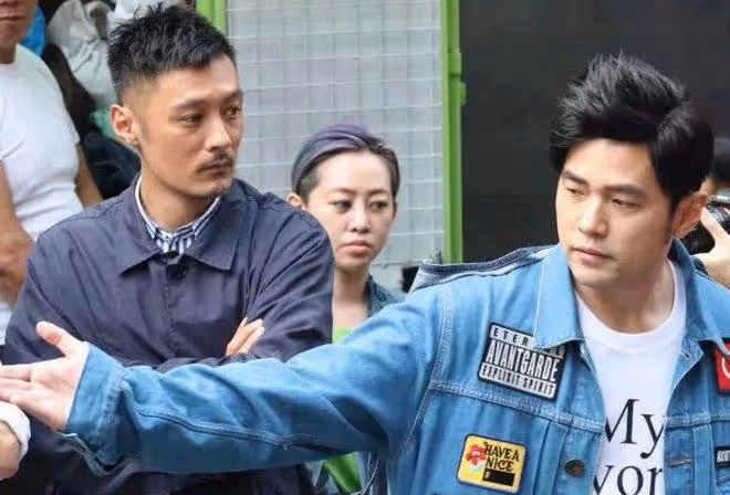 周杰倫余文樂相約打網球,41歲余文樂鬍子拉碴,模樣滄桑認不出