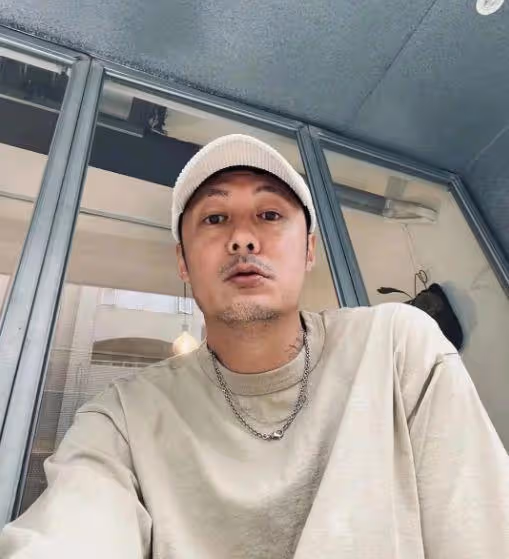 周杰倫余文樂相約打網球,41歲余文樂鬍子拉碴,模樣滄桑認不出