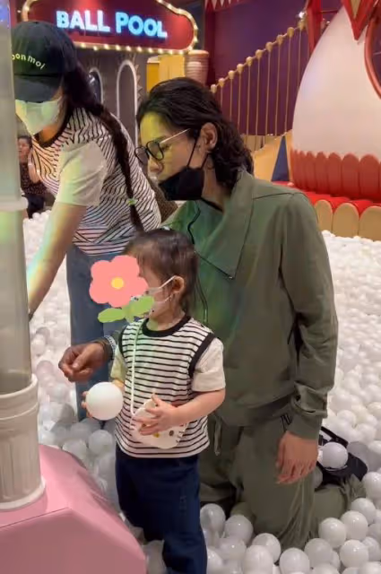 向佐更新帶娃日記vlog,郭碧婷眼神黯淡無光,近照疲憊認不出
