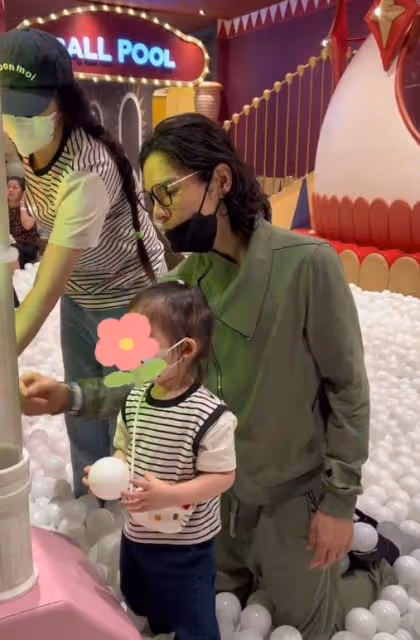 向佐更新帶娃日記vlog,郭碧婷眼神黯淡無光,近照疲憊認不出