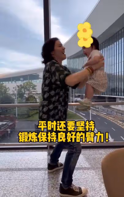 向佐更新帶娃日記vlog,郭碧婷眼神黯淡無光,近照疲憊認不出