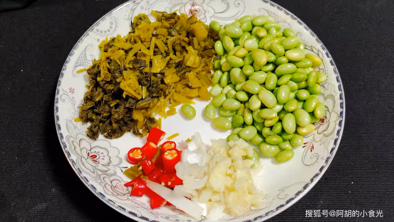 鮮毛豆和它絕配!花小錢炒一盤,夏天補鈣又補鉀,脆里有嫩,一口一口停不下來