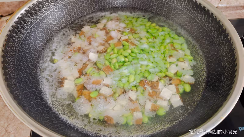 鮮毛豆和它絕配!花小錢炒一盤,夏天補鈣又補鉀,脆里有嫩,一口一口停不下來