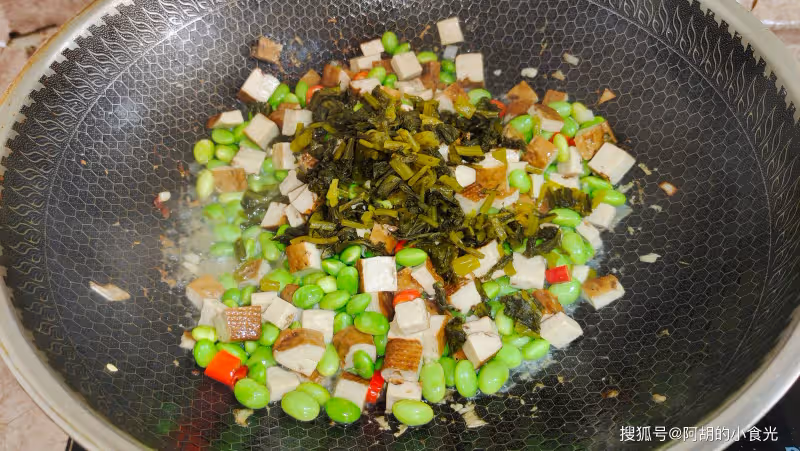鮮毛豆和它絕配!花小錢炒一盤,夏天補鈣又補鉀,脆里有嫩,一口一口停不下來