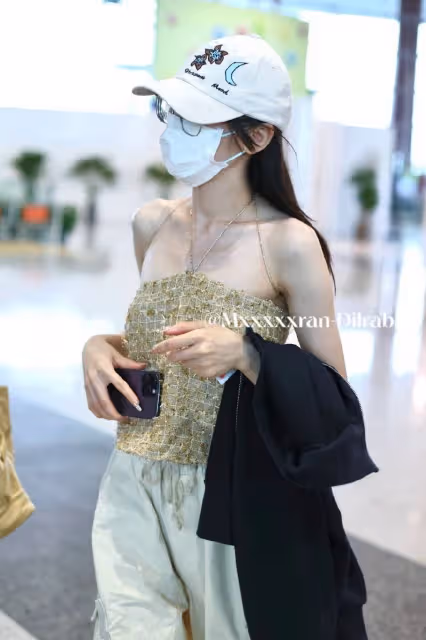 迪麗熱巴穿搭再引爭議！機場秀蝴蝶背遭路人咸豬手，評論區已淪陷