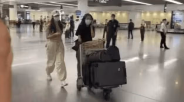 迪麗熱巴穿搭再引爭議！機場秀蝴蝶背遭路人咸豬手，評論區已淪陷