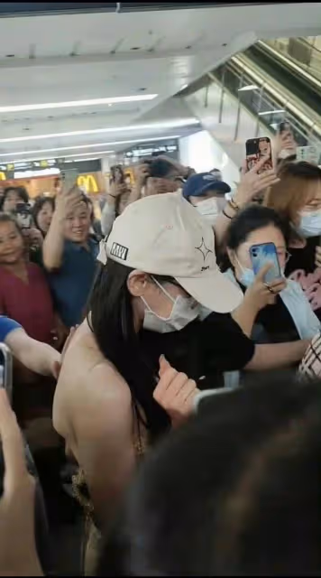 迪麗熱巴穿搭再引爭議！機場秀蝴蝶背遭路人咸豬手，評論區已淪陷