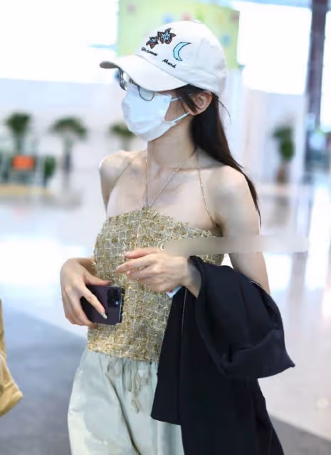 迪麗熱巴機場穿著大膽,弔帶裝超性感,遭油膩男子咸豬手撫摸肌膚