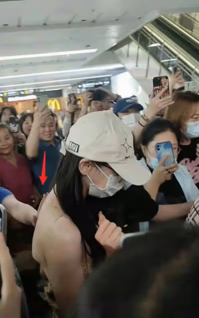 迪麗熱巴機場穿著大膽,弔帶裝超性感,遭油膩男子咸豬手撫摸肌膚