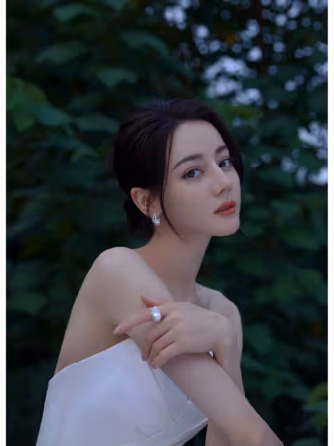 迪麗熱巴機場穿著大膽,弔帶裝超性感,遭油膩男子咸豬手撫摸肌膚