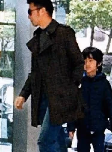 謝霆鋒攜長子澳洲滑雪,與張柏芝關係緩和,父子倆同框照帥到掉渣