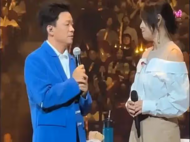 王寶強:在劉若英演唱會上驚喜現身,兩人深情擁抱,感情真的很好