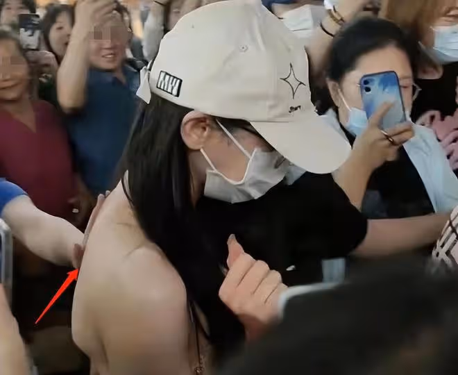 熱巴遭遇咸豬手!在機場穿露背弔帶被路人摸後背,還曾被拍裙底