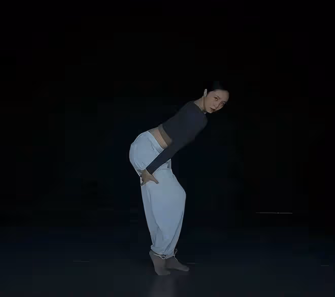 孫莉曬周末日常，再次跳舞大秀舞蹈功底，微笑時和女兒多多長超像