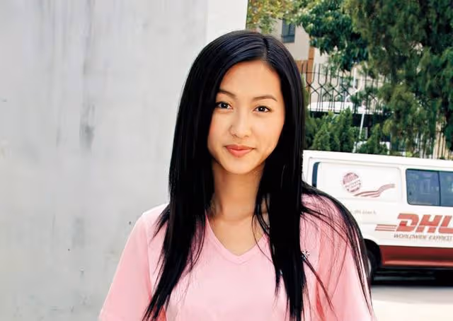 香港知名女星拒絕復出,差一步嫁入豪門至今單身,遭同劇男星強吻
