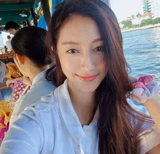 香港知名女星拒絕復出,差一步嫁入豪門至今單身,遭同劇男星強吻
