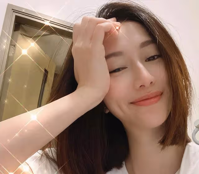 香港知名女星拒絕復出,差一步嫁入豪門至今單身,遭同劇男星強吻