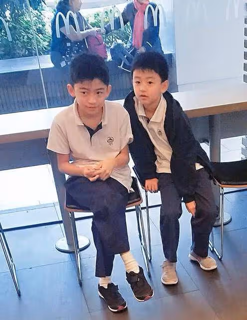 謝霆鋒帶大兒子出國度假罕見同框,謝霆鋒十分嚴肅,Lucas顯乖巧