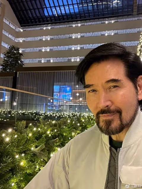 昔日男神變這樣!62歲費翔「落腮鬍、大胸肌」黑西裝現身 網友驚嘆「真實狀態太驚人」:帥了一輩子