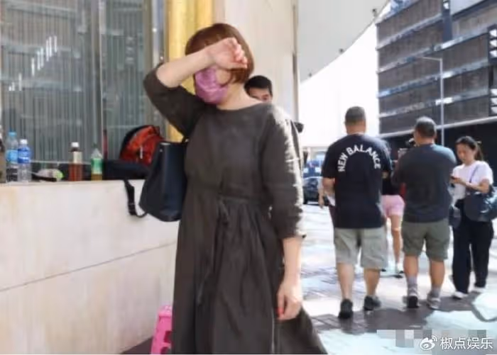 李玟頭七:老公繼女未出現,二姐口碑崩塌,僅親姐殯儀館處理後事