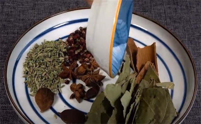 怪不得飯店的油潑辣子那麼香,原來有技巧,教你飯店不外傳的秘方