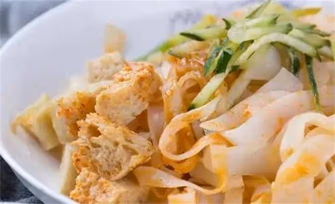一碗涼皮等於幾碗米飯？看似簡單的食物，卻引發了無數人的討論