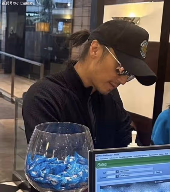 謝霆鋒帶兒子度假被偶遇,父子同框帥氣十足,粉碎不和傳聞