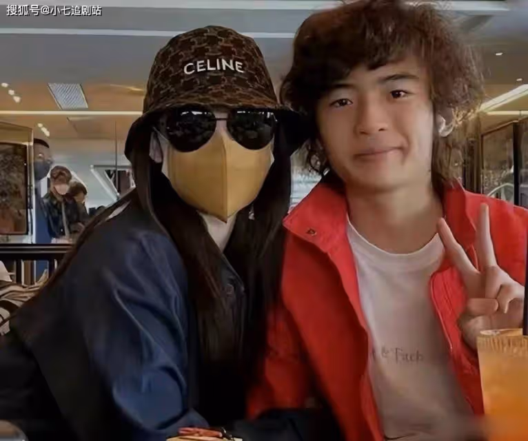 謝霆鋒帶兒子度假被偶遇,父子同框帥氣十足,粉碎不和傳聞