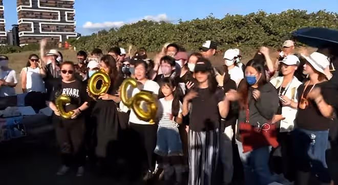 粉絲為李玟舉辦沙灘追思會，現場大家一起合唱哭成淚海