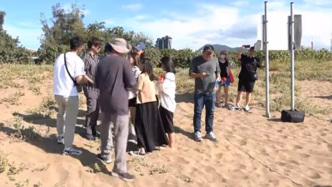 粉絲為李玟舉辦沙灘追思會，現場大家一起合唱哭成淚海