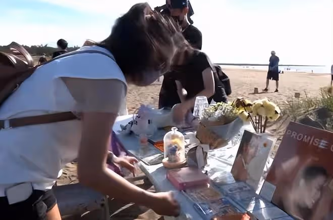 粉絲為李玟舉辦沙灘追思會，現場大家一起合唱哭成淚海