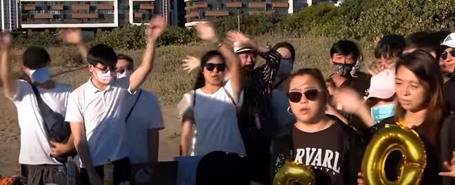 粉絲為李玟舉辦沙灘追思會，現場大家一起合唱哭成淚海